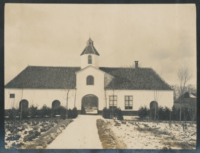 879319 Gezicht op het poortgebouw van de voormalige Tjepmastate (Strijkviertel) te De Meern.